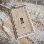 AMERELLE Mackinnon 1-Gang Rocker Weathered White Wood Wall Plate (430RWWHBX)